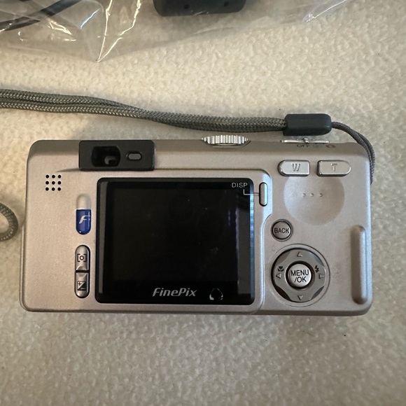 Fujifilm F700 Digital Camera - Picture 3 of 9